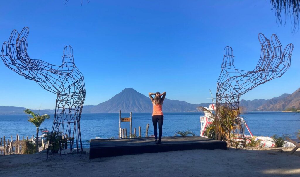 Výhled na jezero Atitlán z plážového baru Selina. 